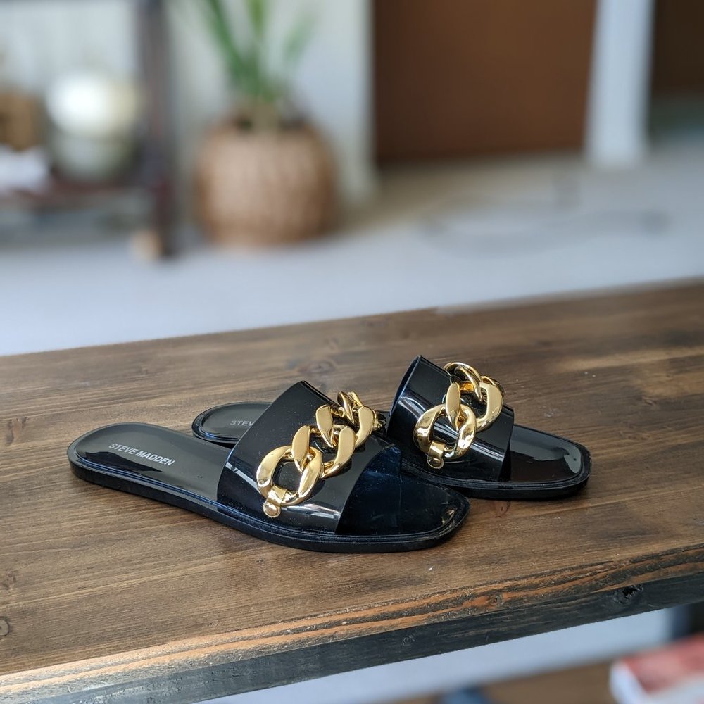 NWOB Steven Madden Black Jelly Sandals with Gold Chain